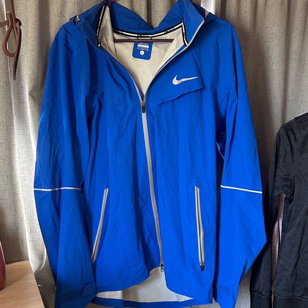 Nike Men's Performance Jacket in Vibrant Blue